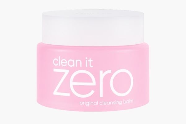 明るいグレーの無地背景に置かれた、すりガラス調の白いフタのピンクのジャーの正面。ラベルに「clean it zero original cleansing balm」。