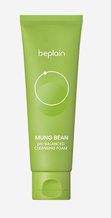 薄いグレー背景に立つ、白い円のグラフィック入りのライムグリーンのbeplain「MUNG BEAN pH-BALANCED CLEANSING FOAM」チューブ。