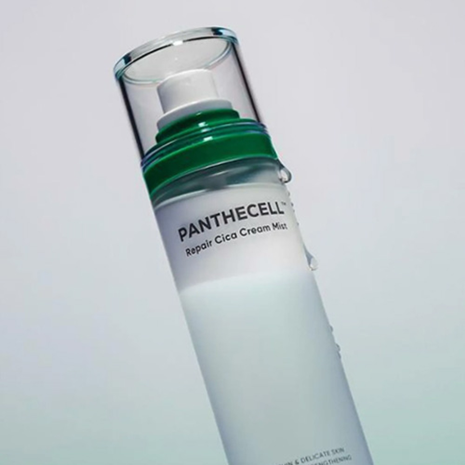 灰色背景前傾斜、帶水珠的 BIOHEAL BOH「Panthecell Repair Cica Cream Mist」瓶身特寫，瓶內上層透明、下層乳白。