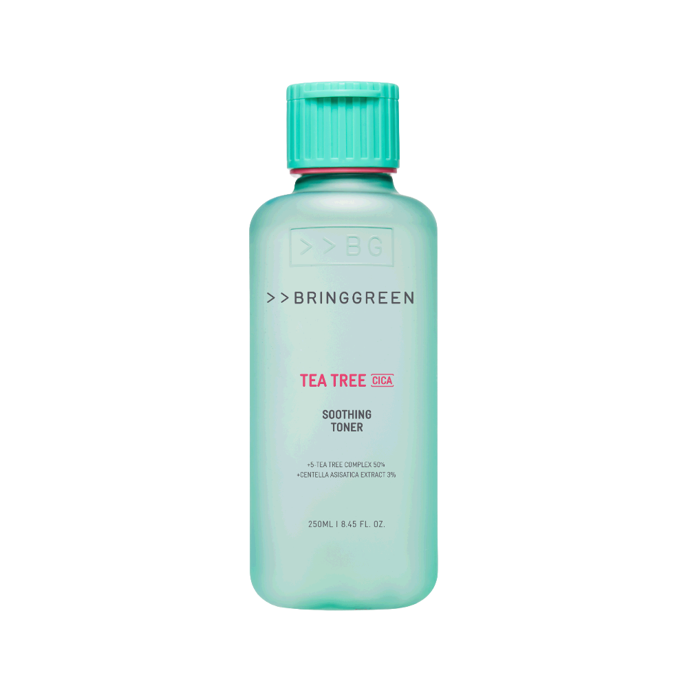 Botella de plástico verde menta esmerilada con tapón de rosca turquesa estriado y etiqueta «>>BRINGGREEN TEA TREE CICA SOOTHING TONER 250ML / 8.45 FL. OZ.», sobre fondo blanco.