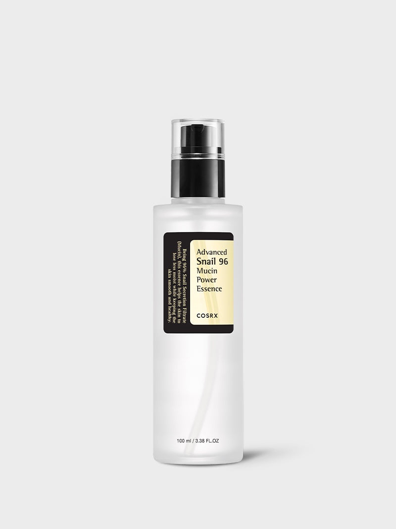 Frasco esmerilado de COSRX Advanced Snail 96 Mucin Power Essence, 100 ml, de pie, con dosificador negro y etiqueta negra y amarillo pálido, sobre fondo gris claro.