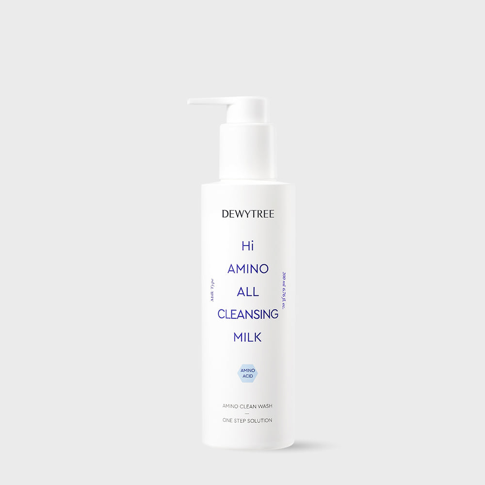 Frasco blanco con dosificador, de pie sobre un fondo gris claro liso; en letras azul marino se lee «DEWYTREE», «Hi AMINO ALL CLEANSING MILK», un hexágono celeste con «AMINO ACID» y «AMINO CLEAN WASH — ONE STEP SOLUTION».