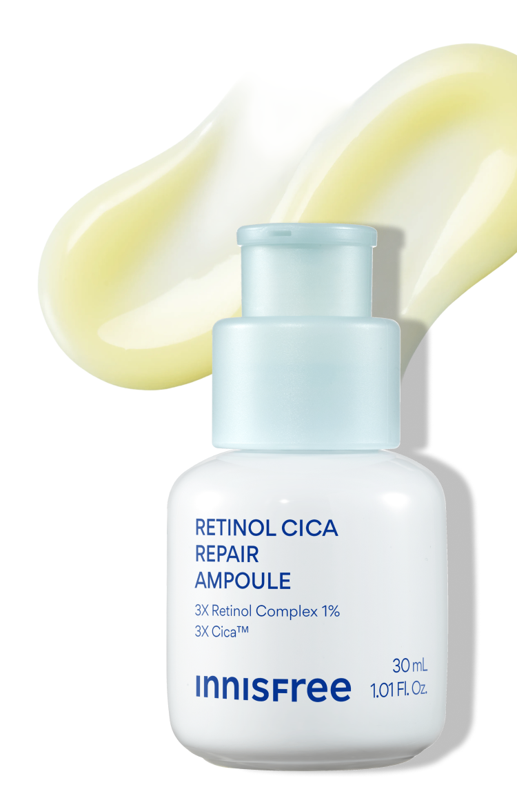 白色背景上的 innisfree「RETINOL CICA REPAIR AMPOULE」30 mL 淺藍色按壓瓶，後方有一抹淡黃色質地。