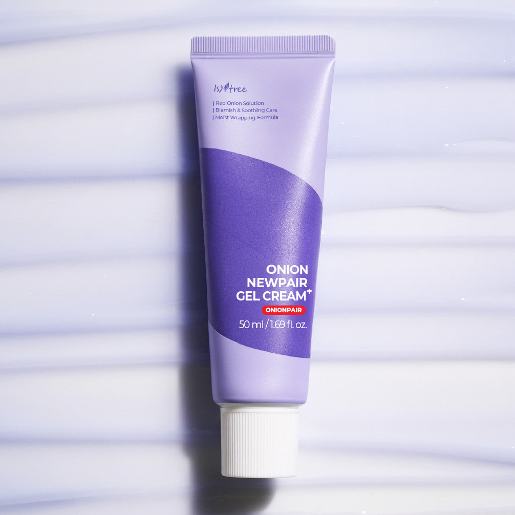 紫色 Isntree「ONION NEWPAIR GEL CREAM+」軟管平放在白色乳霜筆刷痕上，蓋子在下方。