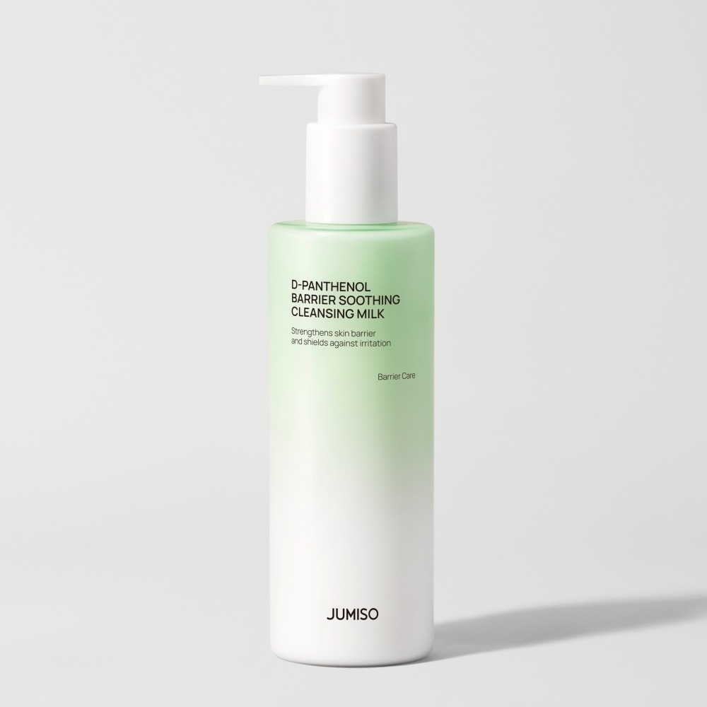 Frasco con dosificador blanco de pie sobre fondo gris claro; el envase pasa de verde menta pálido arriba a blanco abajo y dice «D-Panthenol Barrier Soothing Cleansing Milk», «Barrier Care» y «JUMISO».