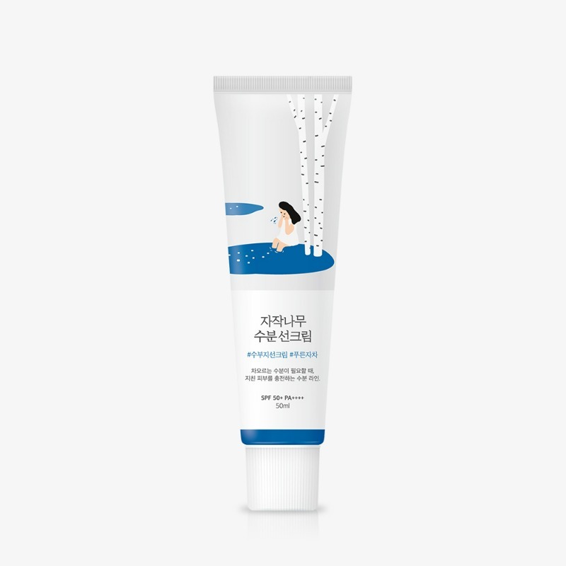 淺灰色背景上，韓國版 Round Lab 樺樹保濕防曬 50ml 白色軟管，有樺樹插畫與藍色帶。