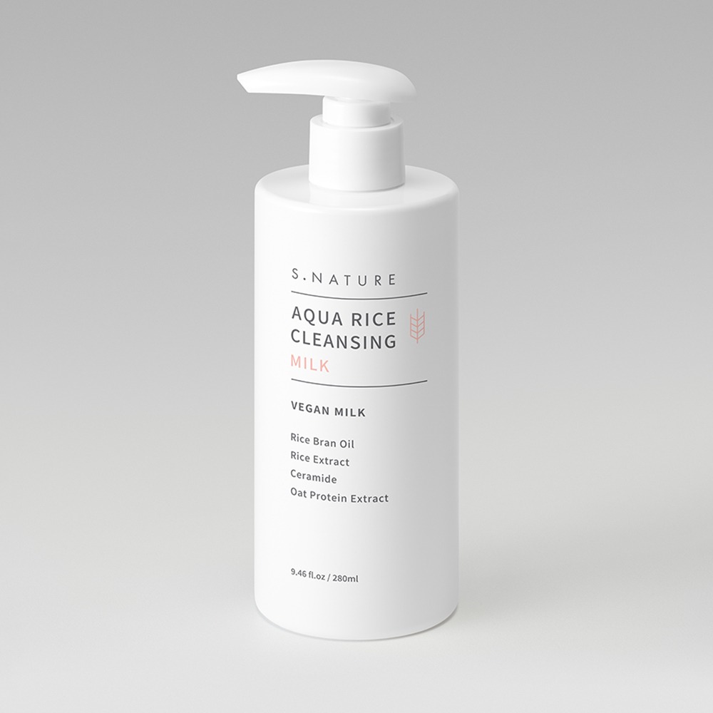 Frasco blanco con dosificador, de pie sobre fondo gris claro. La etiqueta dice «S.NATURE», «AQUA RICE CLEANSING MILK» (MILK en rosa) con un pequeño icono de espiga, «VEGAN MILK», «Rice Bran Oil, Rice Extract, Ceramide, Oat Protein Extract» y «9.46 fl.oz / 280ml».