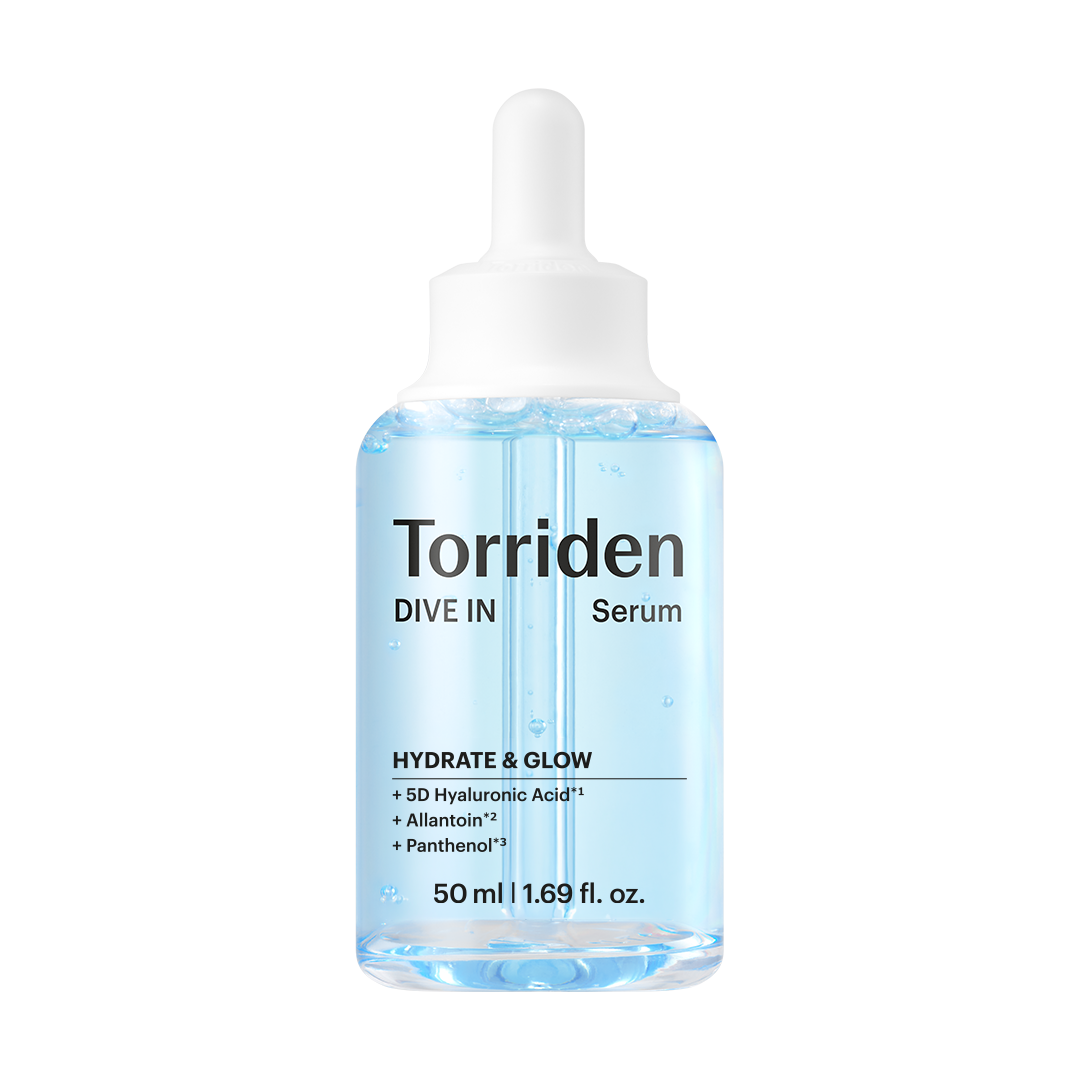 白色背景上的透明淺藍色滴管瓶，白色橡膠滴頭，標籤印有「Torriden DIVE IN Serum HYDRATE & GLOW + 5D Hyaluronic Acid + Allantoin + Panthenol 50 ml | 1.69 fl. oz.」。